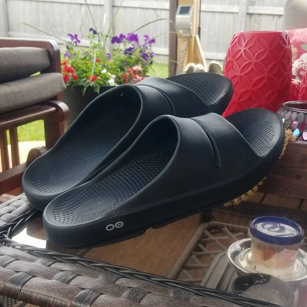 OOFOS unisex black slip on Sandals M12/W14